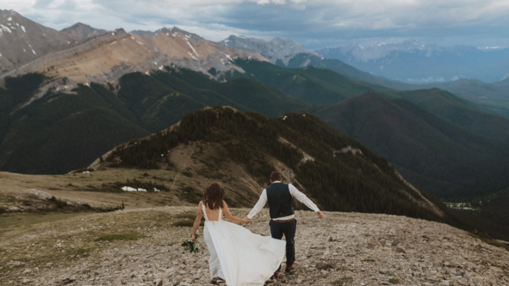 hiking elopement couple in Jasper National Park, Alberta